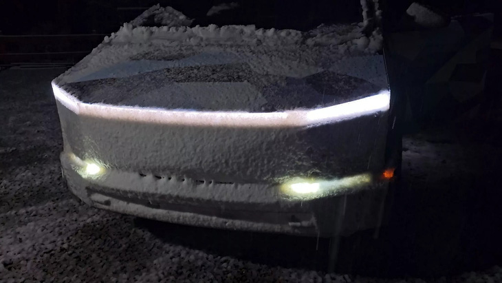 Bức ảnh cho thấy tình trạng có đèn cũng như không của Tesla Cybertruck trong điều kiện trời tuyết - Ảnh: Teslainventory