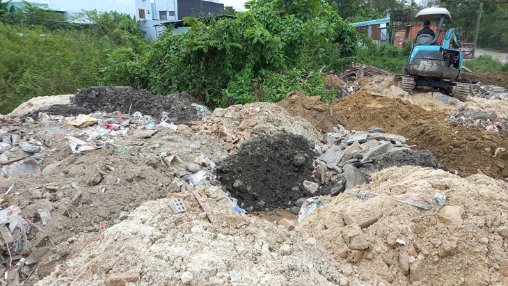 Khoảng 200m³ xà bần, rác thải bị đổ xuống khu dân cư tổ 29 hôm 29-1 - Ảnh: B.D.