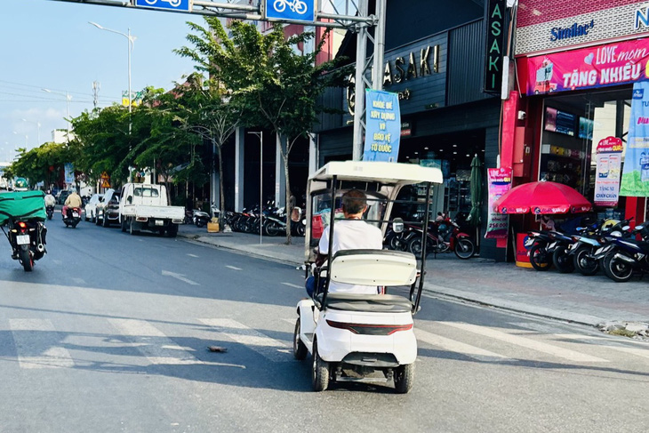 Xe điện bốn bánh không biển số chạy trên đường phố ở quận Ninh Kiều, TP Cần Thơ - Ảnh: T.T.