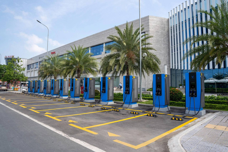 Công ty V-GREEN sẽ phát triển hệ thống trạm sạc cho xe điện VinFast trên toàn cầu, đồng thời cam kết đầu tư thêm 10.000 tỷ đồng trong 2 năm tới để phát triển, nâng cấp hệ thống trạm sạc sẵn có của VinFast tại Việt Nam. Ảnh: Đ.H