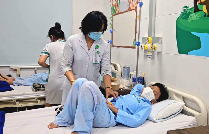 Bệnh nhân được điều trị tại Bệnh viện đa khoa Sài Gòn - Nha Trang - Ảnh: MINH CHIẾN