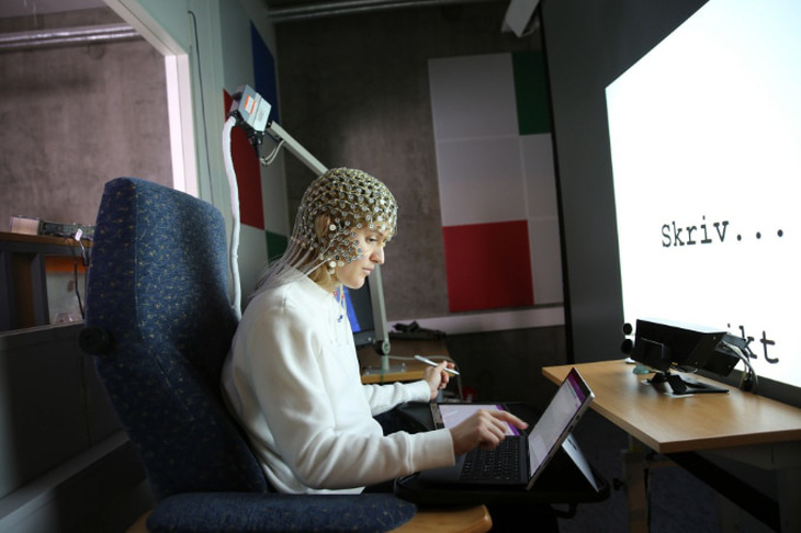 Tình nguyện viên trong nghiên cứu so sánh khả năng ghi nhớ giữa viết tay và gõ máy - Ảnh: Đại học Khoa học và Công nghệ Na Uy