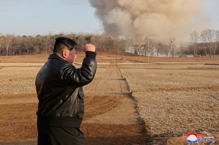 Nhà lãnh đạo Triều Tiên Kim Jong Un ra hiệu khi hướng dẫn cuộc tập trận ngày 18-3 - Ảnh: REUTERS
