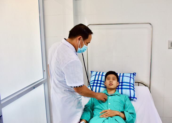 Bệnh nhân bị ngộ độc được chữa trị tại Bệnh viện Đa khoa Yersin Nha Trang - Ảnh: MINH CHIẾN