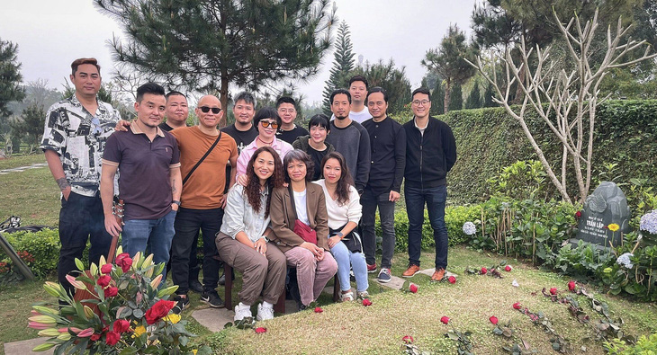 Các anh em ban nhạc Bức Tường, bạn bè và người thân ra thăm mộ cố nghệ sĩ nhân 8 năm ngày mất của anh (17-3-2016 - 17-3-2024) - Ảnh: Trần Tuấn Hùng cung cấp