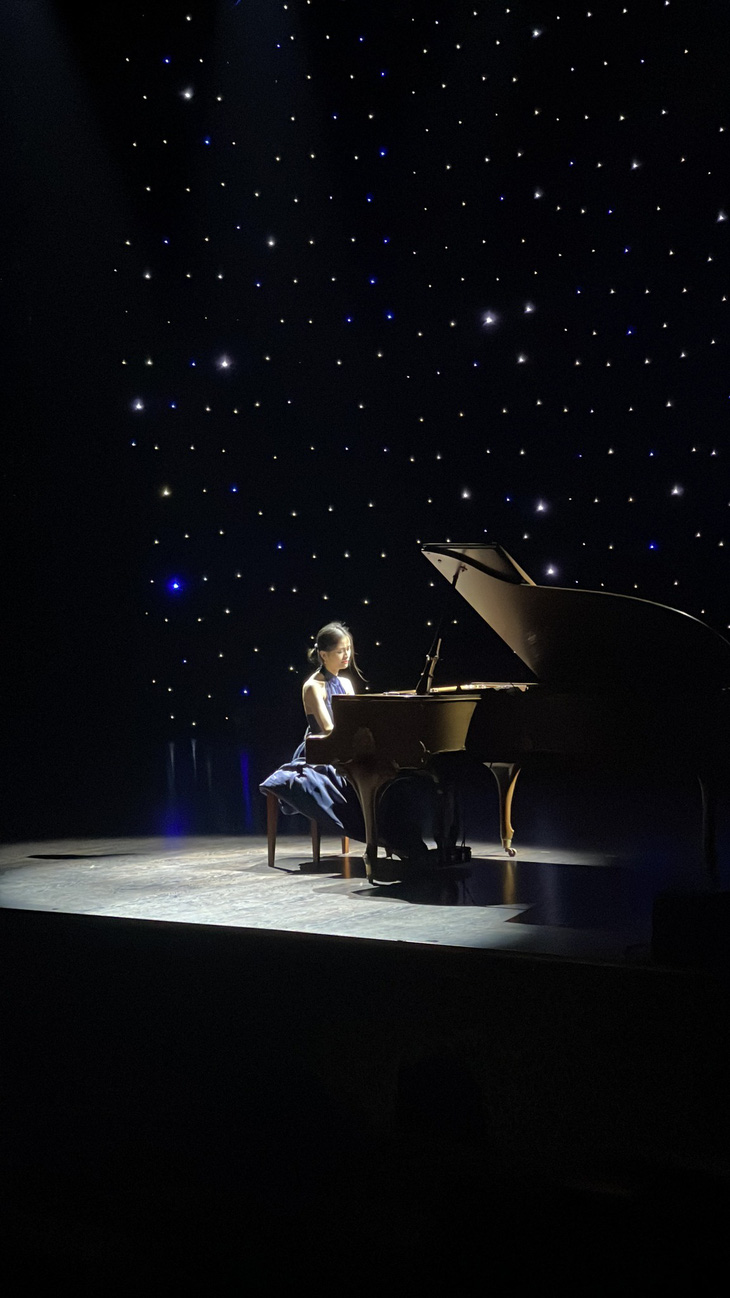 Nghệ sĩ piano Trần Lê Bảo Quyên biểu diễn mở màn chương trình hòa nhạc bế mạc tại Nhà hát Dalat Opera House