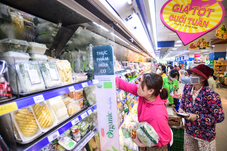 Dịp “Tháng tiêu dùng xanh”, hàng loạt sản phẩm thực phẩm tươi sống được giảm giá sâu trên các siêu thị thuộc hệ thống Saigon Co.op - Ảnh: QUANG ĐỊNH