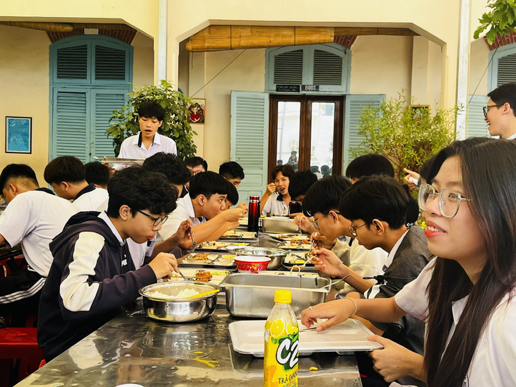 Học sinh trong bữa ăn bán trú tại Trường THCS Võ Trường Toản, quận 1, TP.HCM - Ảnh: MỸ DUNG