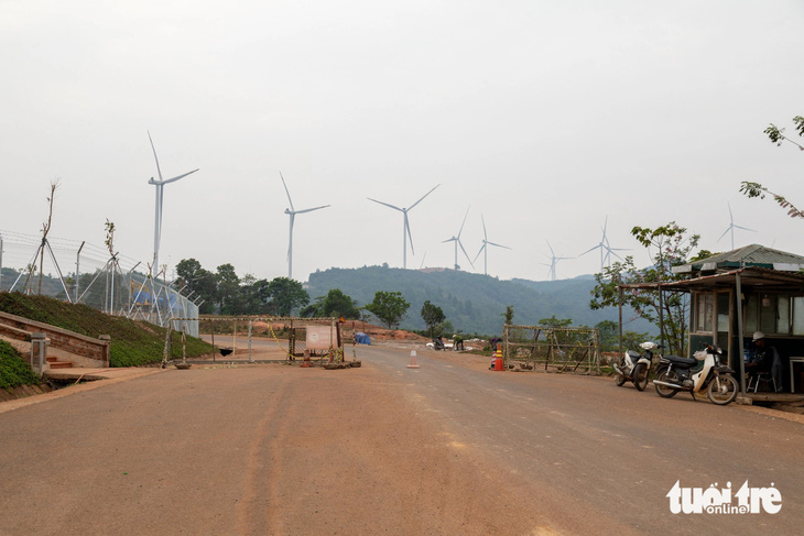 Rào chắn và bốt gác của dự án điện gió bên phải đường dẫn lên vùng đồi núi xã Hướng Tân - Ảnh: HOÀNG TÁO