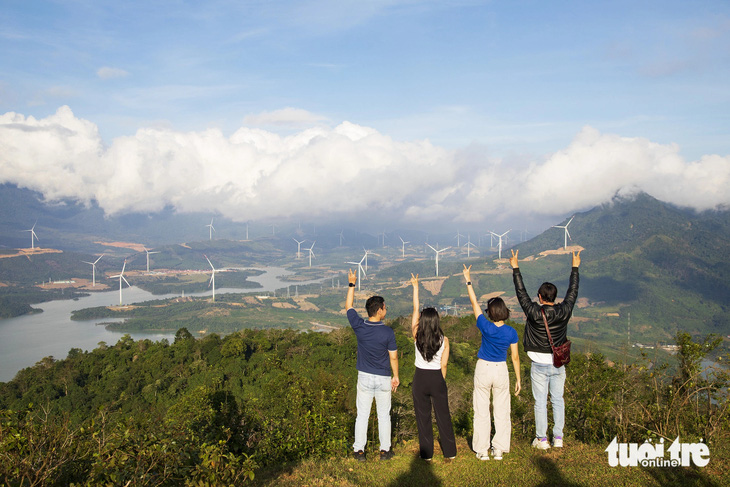Khung cảnh nhìn từ vùng đồi núi phía tây xã Hướng Tân thu hút nhiều du khách đến tham quan, nhưng gặp trở ngại vì điện gió rào đường - Ảnh: HOÀNG TÁO