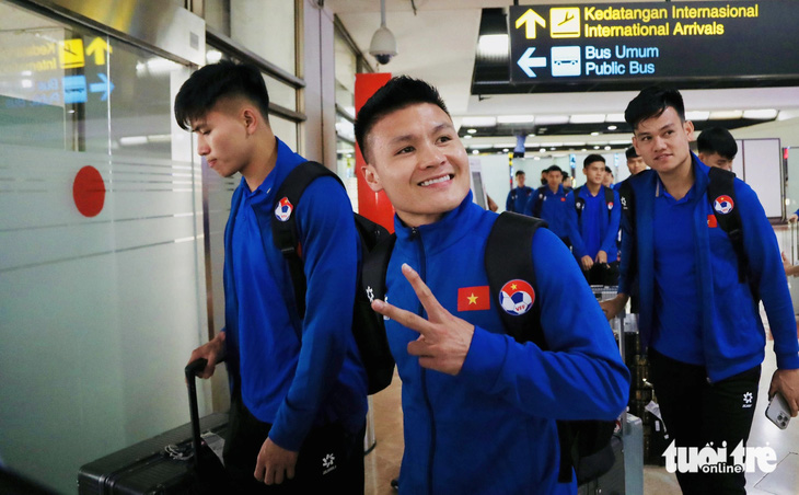 Tiền vệ Quang Hải vui vẻ tạo dáng khi nhận ra một số phóng viên Việt Nam đón đội tuyển Việt Nam tại sân bay - Ảnh: NGUYÊN KHÔI