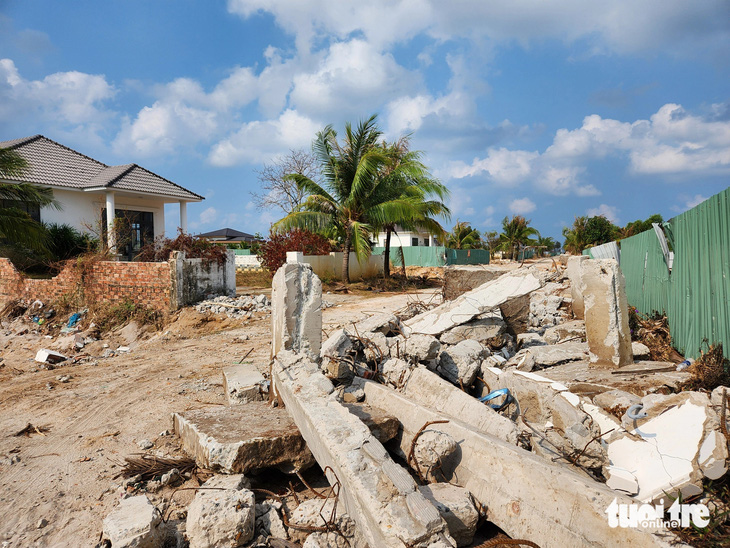 Hiện trường khu 79 căn biệt thự trái phép ở xã Dương Tơ, TP Phú Quốc đã trở thành những đống đổ nát, hoang tàn - Ảnh: MINH CẦN