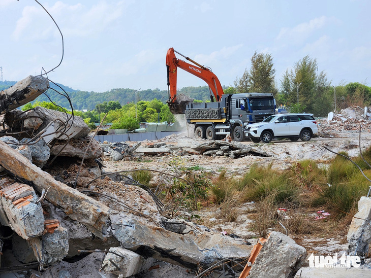 Khu vực Nam Bãi Trường, xã Dương Tơ, TP Phú Quốc có một xe cuốc múc đất, cát trong khu vực 79 biệt thự trái phép - Ảnh: BỬU ĐẤU