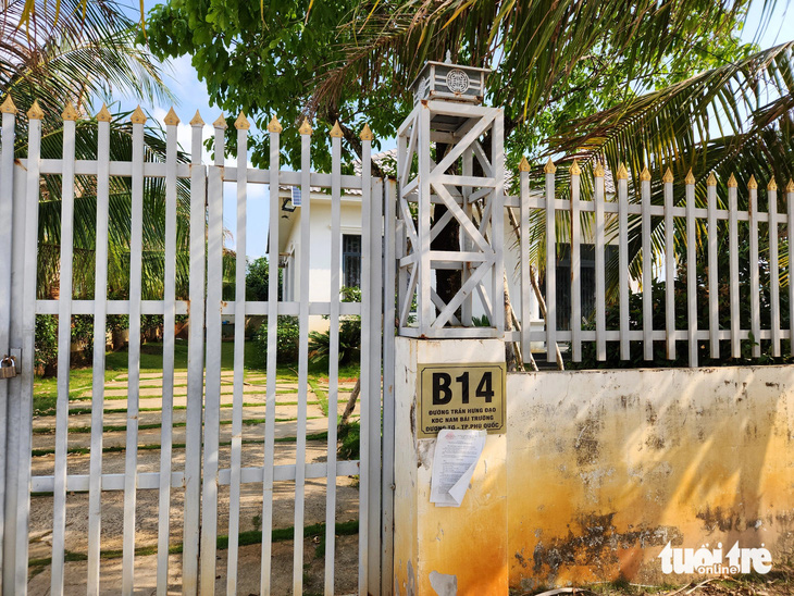Một căn biệt thự trái phép bị chủ tịch UBND TP Phú Quốc dán quyết định cưỡng chế từ tháng 2-2024 đến nay - Ảnh: BỬU ĐẤU
