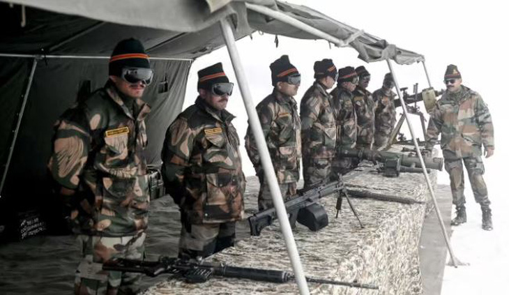 Binh sĩ Ấn Độ đóng quân ở một trại gần hồ Pankang Teng Tso, huyện Tawang, bang Arunachal Pradesh, đông bắc Ấn Độ tháng 4-2023 - Ảnh: AFP