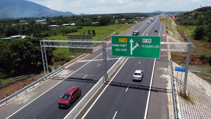Ở nhiều tuyến cao tốc thì cao tốc Phan Thiết - Dầu Giây đưa vào hoạt động nhưng vẫn còn thiếu các công trình hạ tầng trên tuyến như nhà vệ sinh, trạm dừng nghỉ... - Ảnh: A LỘC