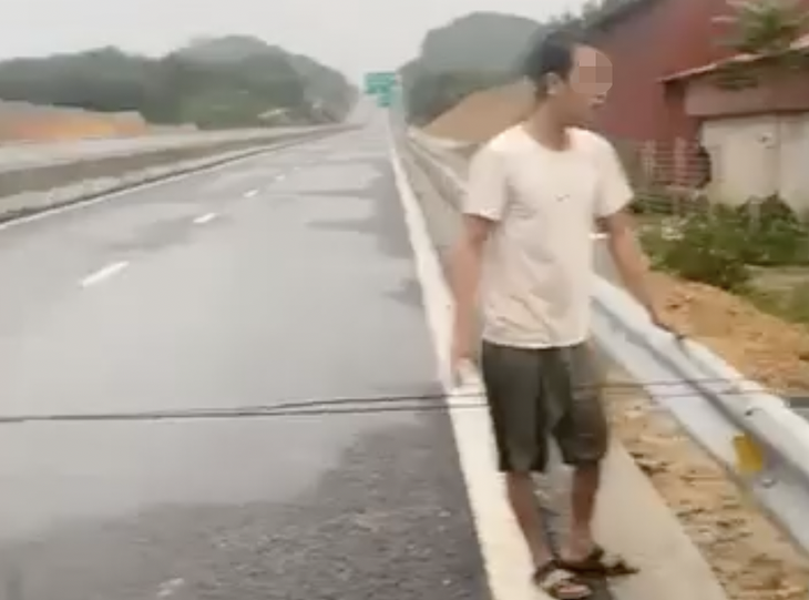 Người đàn ông căng dây chặn cao tốc Tuyên Quang - Phú Thọ - Ảnh: Q.C.