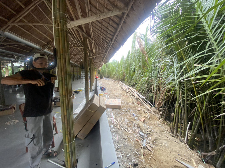 Công nhân đang hoàn thiện gian nhà xây trái phép trên rừng dừa Cẩm Thanh - Ảnh: B.D.