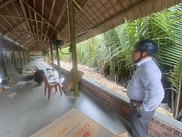 Dãy nhà xây dựng trái phép trong rừng dừa của Công ty Du lịch, Sinh thái Rừng Dừa - Ảnh: B.D.