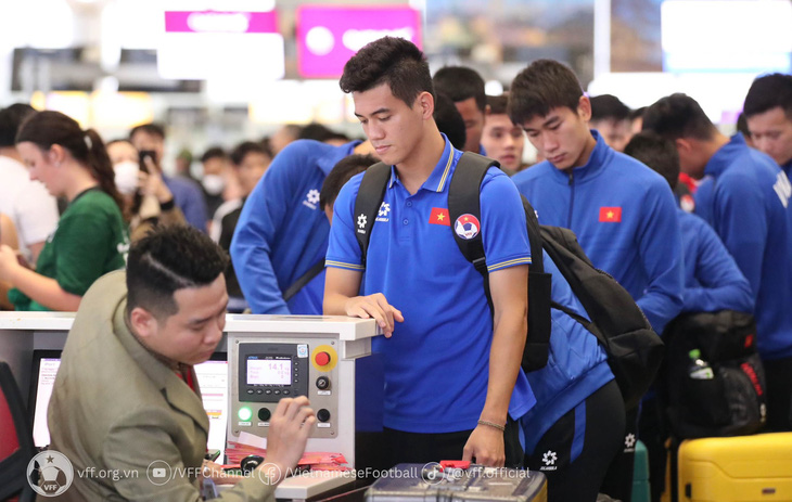 Đội tuyển thực hiện thủ tục nhanh chóng tại sân bay Nội Bài - Ảnh: VFF