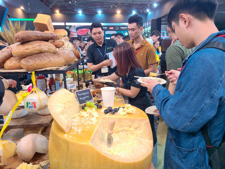 Khách tham quan nếm thử các món ăn tại Triển lãm quốc tế Food & Hotel Vietnam 2024 - Ảnh: NHẬT XUÂN