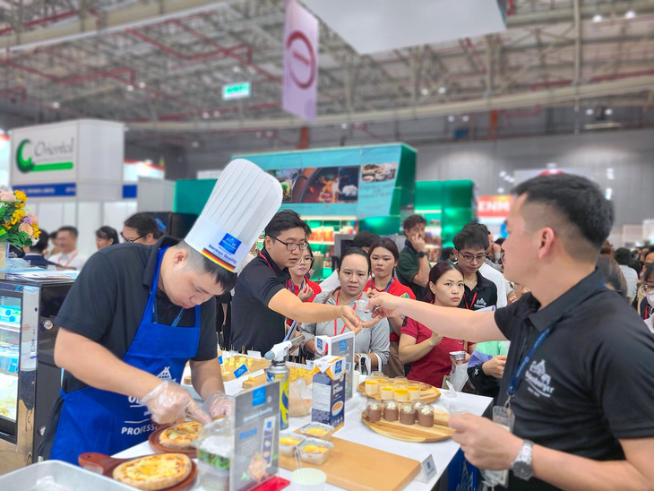 Khách tham quan đông đúc tại các gian hàng trong ngày đầu khai mạc Food & Hotel Vietnam 2024. Triển lãm dự kiến đón hơn 17.000 khách tham dự trong 3 ngày diễn ra