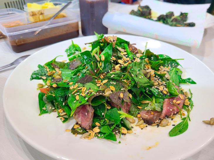 Salad bò Úc được chế biến, biến tấu theo món nộm Việt Nam với các loại rau thơm đặc trưng như húng quế, tía tô, càng cua độc lạ được giới thiệu tại triển lãm