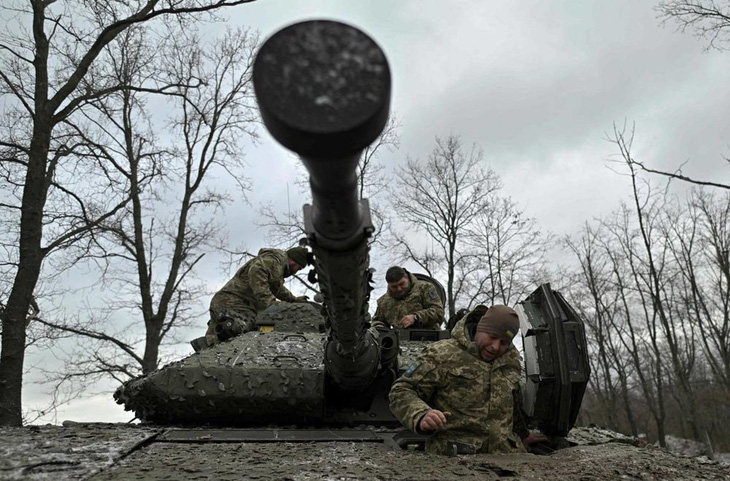 Các binh sĩ Ukraine kiểm tra chiếc xe bọc thép CV90 do Thụy Điển sản xuất tại một điểm chiến đấu ở vùng Donetsk - Ảnh: AFP