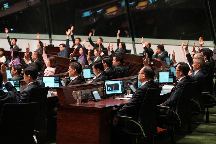 Các nhà lập pháp Hong Kong trong phiên họp thông qua luật an ninh quốc gia mới ngày 19-3 - Ảnh: REUTERS