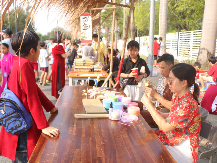 Học sinh tham gia lễ hội Tết tại một trường quốc tế ở TP.HCM - Ảnh: TRỌNG NHÂN