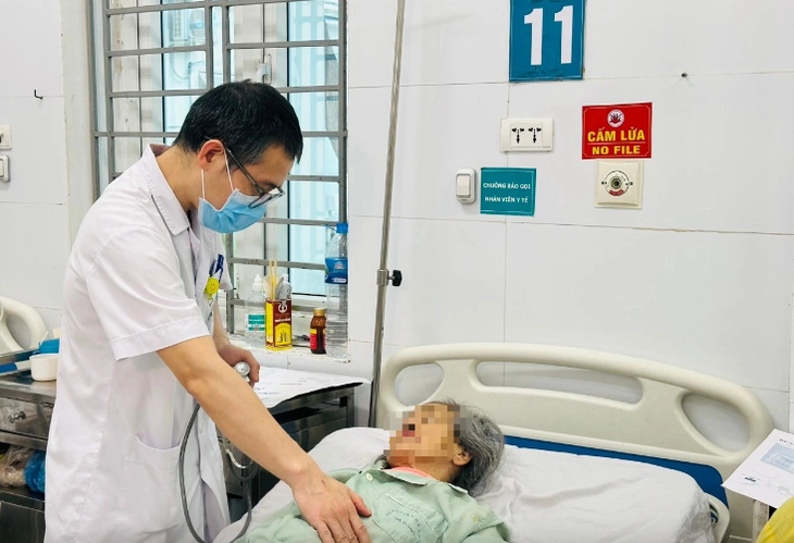 Bác sĩ Bệnh viện Đa khoa Hà Đông thăm khám cho bệnh nhân - Ảnh: BVCC