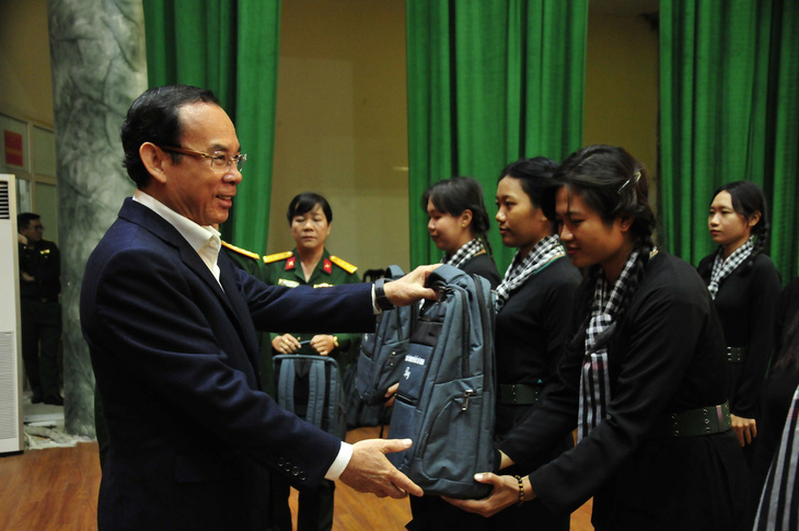 Ông Nguyễn Văn Nên tặng quà động viên các cán bộ, chiến sĩ