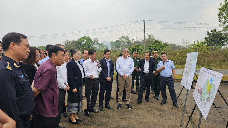 Đoàn khảo sát của hai tỉnh Quảng Trị và Savannakhet (Lào) đến kiểm tra thực địa một số địa điểm dự kiến đưa vào quy hoạch khu kinh tế thương mại chung xuyên biên giới - Ảnh: QUỐC NAM