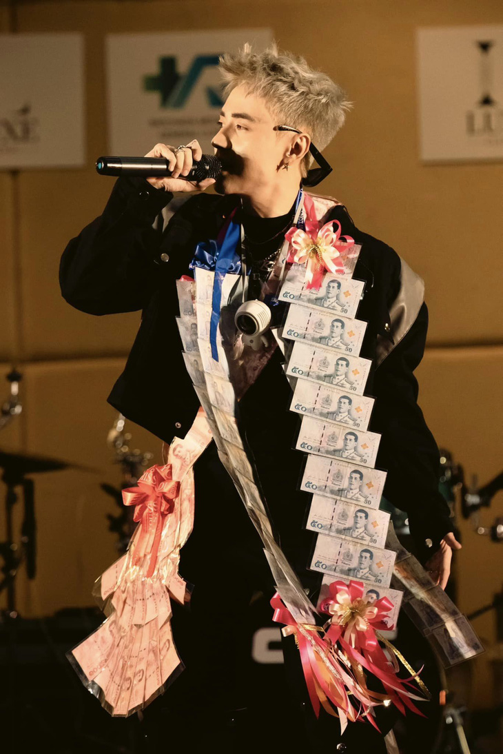 Giọng ca sinh năm 1997 thường xuyên khoe ảnh được fan tặng vòng xâu bằng tiền mặt, bó hoa tiền