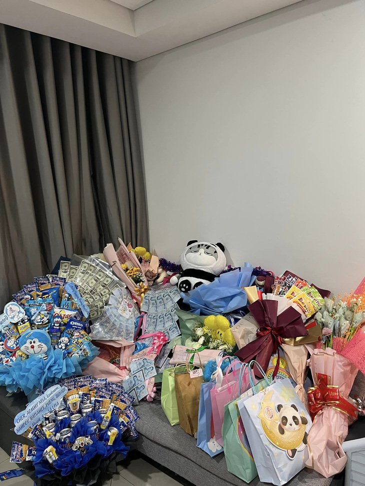 Hình ảnh căn phòng ngập quà tặng từ fan của Quang Hùng MasterD gây sốt