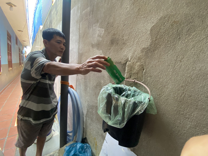 Người dân Cẩm Nam dùng túi đựng rác chuyên dùng để chứa rác thải hằng ngày - Ảnh: B.D.