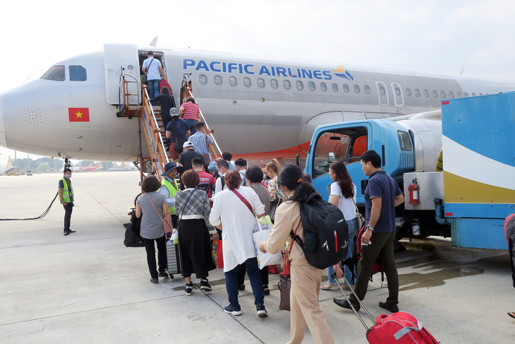 Khách đi máy bay của Pacific Airlines tại sân bay Tân Sơn Nhất, TP.HCM - Ảnh: T.T.D.
