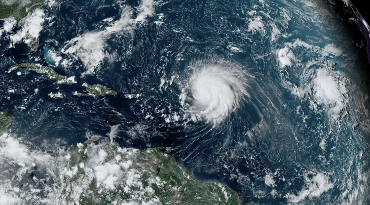 Nhiệt độ đại dương tăng mạnh khiến bão trở nên mạnh hơn. Trong ảnh là cơn bão Lee băng qua Đại Tây Dương vào ngày 8-9-2023 - Ảnh: GETTY IMAGES