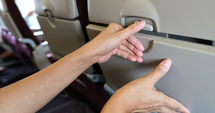 Khay bàn ăn trên máy bay có thể gây nguy hiểm cho hành khách - Ảnh: MATADOR NETWORK