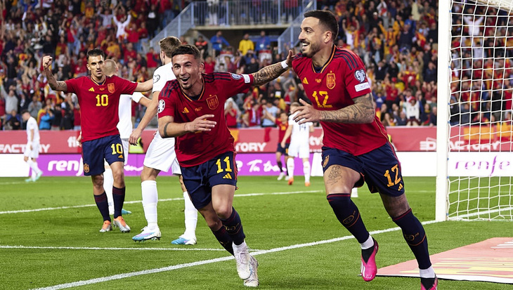 Tây Ban Nha không còn sử dụng nhiều cầu thủ Real và Barca - Ảnh: REUTERS