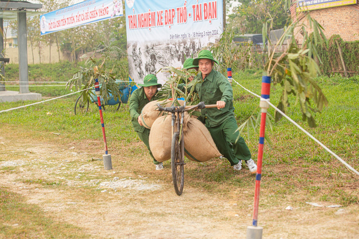 Bà con Điện Biên tham gia hội thi đẩy xe đạp thồ - tải đạn, tái hiện những năm tháng chiến đấu hào hùng ở chiến dịch Điện Biên Phủ - Ảnh: TƯ HẠ