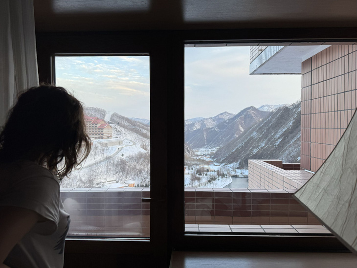 Lena Bychcova ngắm nhìn khu trượt tuyết Masikryong qua cửa sổ - Ảnh: CNN