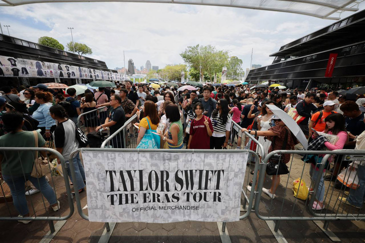 Người hâm mộ từ khắp nơi tập trung tại sân vận động quốc gia Singapore để chờ xem concert của Taylor Swift - Ảnh: Straits Times