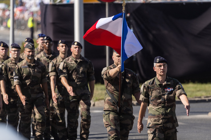 Binh lính Pháp diễu hành ở Warsaw, Ba Lan, vào tháng 8-2023 - Ảnh: AFP