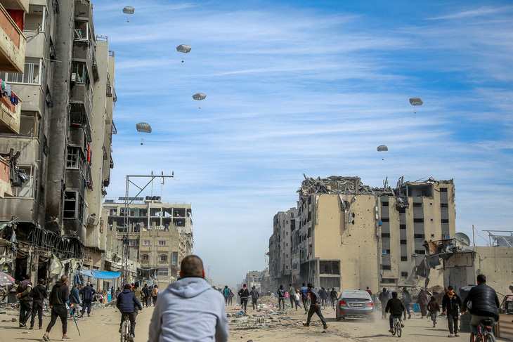 Người dân ở thành phố Gaza tập trung trên đường phố chờ hàng cứu trợ được thả từ máy bay ngày 1-3 - Ảnh: AFP