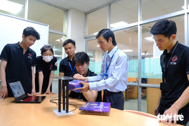 Sau 4 tháng nghiên cứu, nhóm sinh viên của khoa công nghệ điện tử, Trường đại học Công nghiệp TP.HCM đã cho ra sản phẩm The VibraEnergy có thể tạo ra điện từ bước chân - Ảnh: NGỌC PHƯỢNG