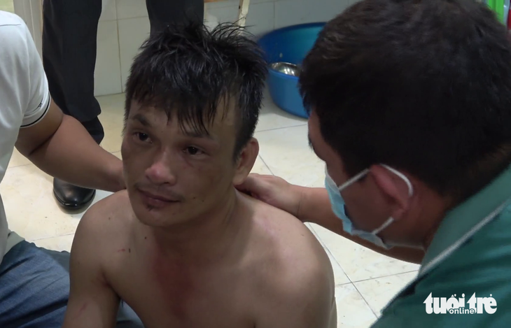 Nguyễn Bá Quân khi bị lực lượng công an khống chế, bắt giữ - Ảnh: HOÀI THƯƠNG