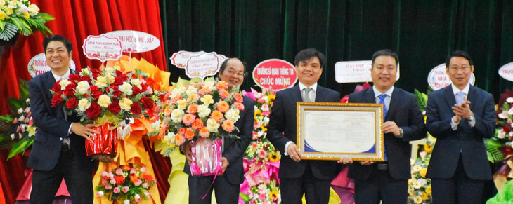 Đại diện Trường đại học Khánh Hòa nhận giấy chứng nhận kiểm định chất lượng cơ sở giáo dục - Ảnh: TRẦN HOÀI