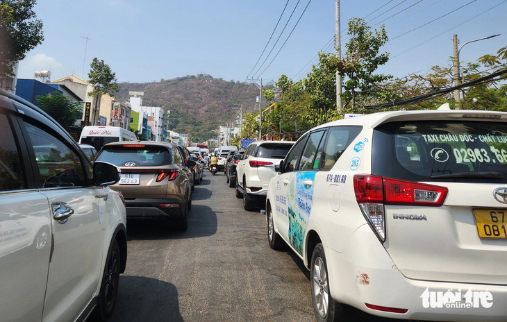 Dù TP Châu Đốc đã tắt hết các đèn tín hiệu giao thông nhưng lượng ô tô vẫn nối đuôi nhau ở trước cửa phường Núi Sam - Ảnh: BỬU ĐẤU