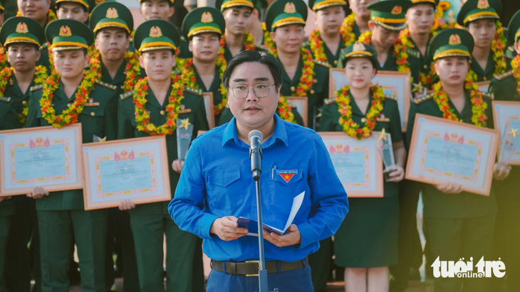 Phó bí thư thường trực Thành Đoàn TP.HCM Ngô Minh Hải phát biểu chúc mừng các gương điển hình được tuyên dương - Ảnh: K.ANH